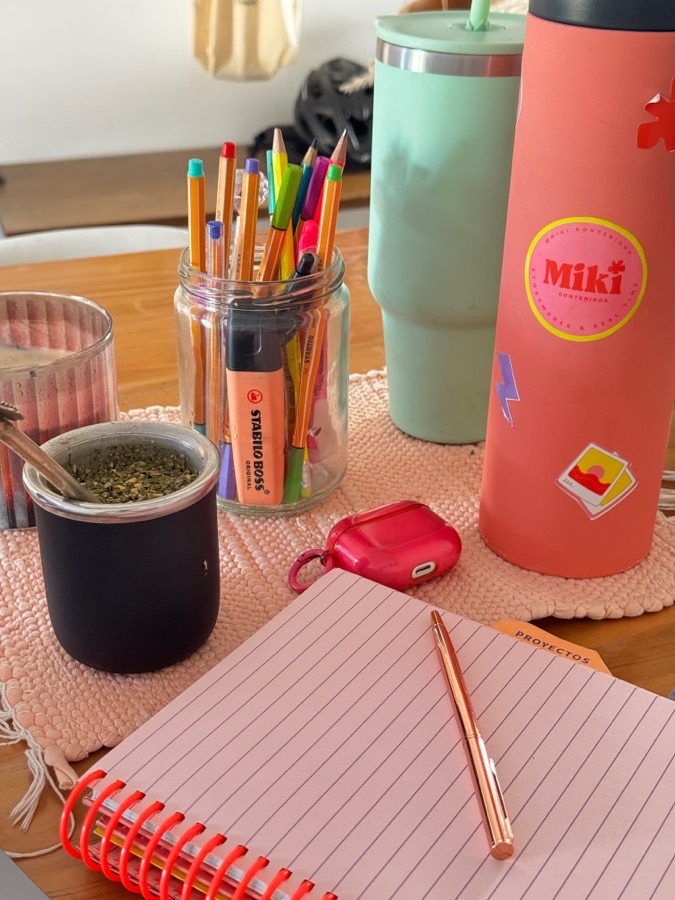 Mesa de trabajo con cuaderno, marcadores y mate